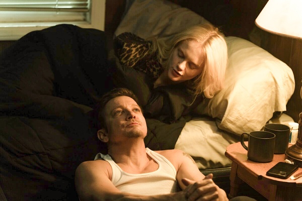 Iris (Emma Lard) zweifelt an Mike (Jeremy Renner) – Bild: Dennis P. Mong Jr. /​ Paramount+