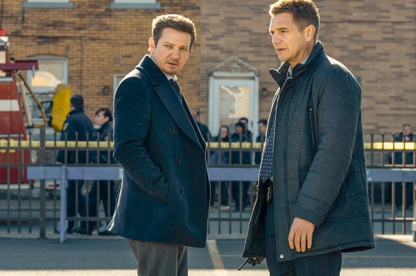Mike (Jeremy Renner, l.) und sein Bruder Kyle (Taylor Handley) jagen Bombenleger – Bild: Dennis P. Mong Jr. /​ Paramount+