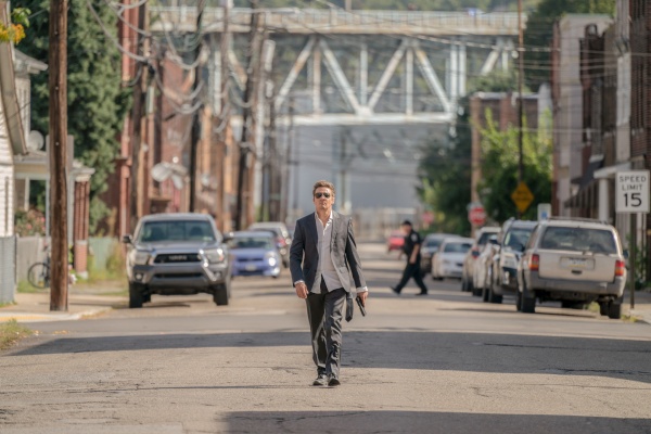 Mike McLusky (Jeremy Renner) wird ein wenig nervös – Bild: Dennis P. Mong Jr. /​ Paramount+