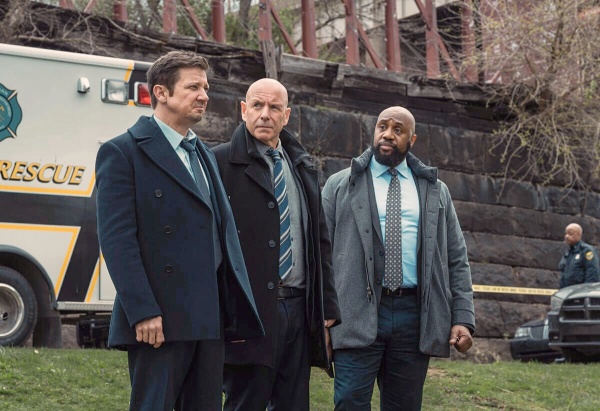 Das Unglück erschüttert (v.l.) Mike, Ian (Hugh Dillon) und Stevie (Derek Webster) – Bild: Dennis P. Mong Jr. /​ Paramount+