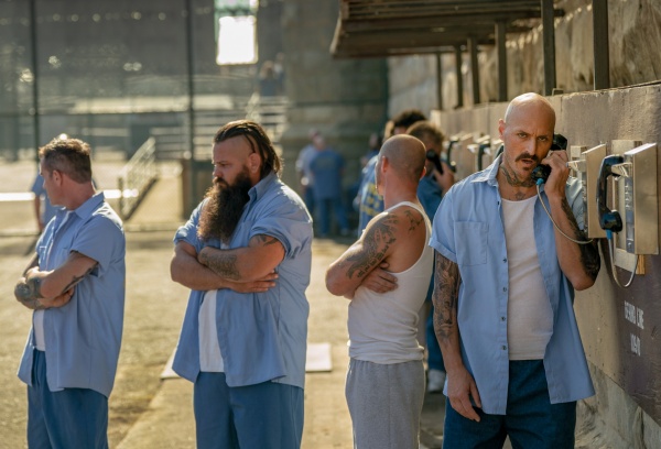 Neo-Nazi Gunner (r., Dylan Kenin) gibt Anweisungen – Bild: Dennis P. Mong Jr. /​ Paramount+