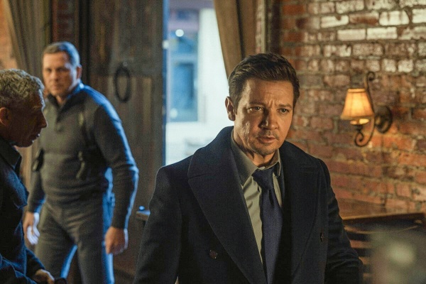 Wegen der Vorfälle sinkt Mikes (Jeremy Renner) Laune weiter – Bild: Dennis P. Mong Jr. /​ Paramount+