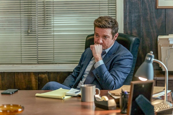 Mike (Jeremy Renner) grübelt über Gefangene und Wärter – Bild: Dennis P. Mong Jr. /​ Paramount+