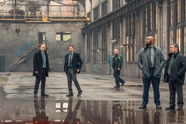 Alles ändert sich für Ian (l.), Mike, Stevie (Derek Webster) und Keno (Derek Basco, r.) – Bild: Dennis P. Mong Jr. /​ Paramount+