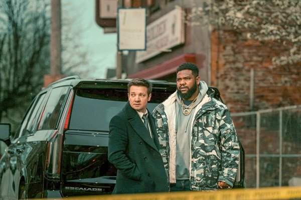 Mike McLusky und Bunny (Tobi Bamtefa) wittern Gefahr – Bild: Dennis P. Mong Jr. /​ Paramount+