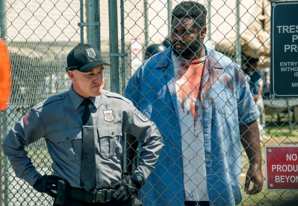 Bunny plaudert heimlich mit Carney (l., Lane Garrison) – Bild: Dennis P. Mong Jr. /​ Paramount+