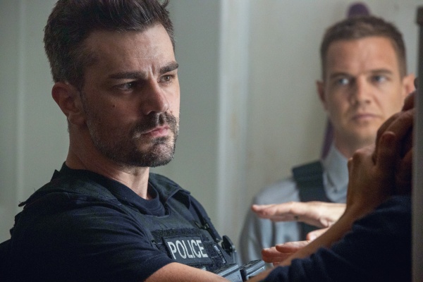 Robert (Hamish Allan-Headley) und Kyle (r.) sind Polizisten – Bild: CBS