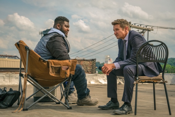 Bunny (l., Tobi Bamtefa) und Mike McLusky halten Kriegsrat – Bild: Dennis P. Mong Jr. /​ Paramount+