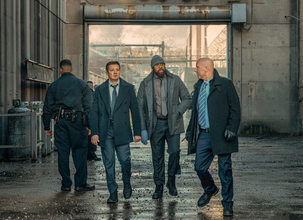 Ian (Hugh Dillon, r.) informiert Mike (Jeremy Renner) und Stevie (Derek Webster, M.) – Bild: Dennis P. Mong Jr. /​ Paramount+