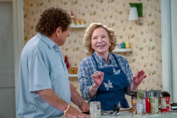 Kitty (Debrao Jo Rupp) kennt Bob (Don Stark) gut – Bild: Patrick Wymore /​ Netflix