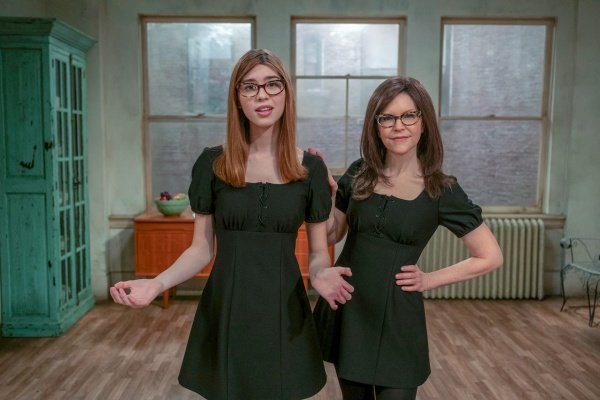 Leia (Callie Haverda) tagträumt von Musikerin Lisa Loeb (r.) – Bild: Patrick Wymore /​ Netflix