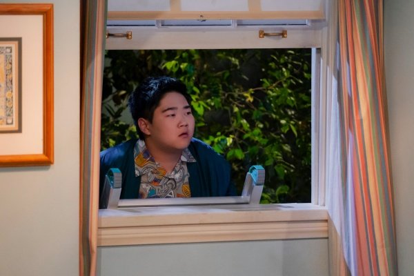 Bei wem fensterlt Ozzie (Reyn Doi)? – Bild: Patrick Wymore /​ Netflix