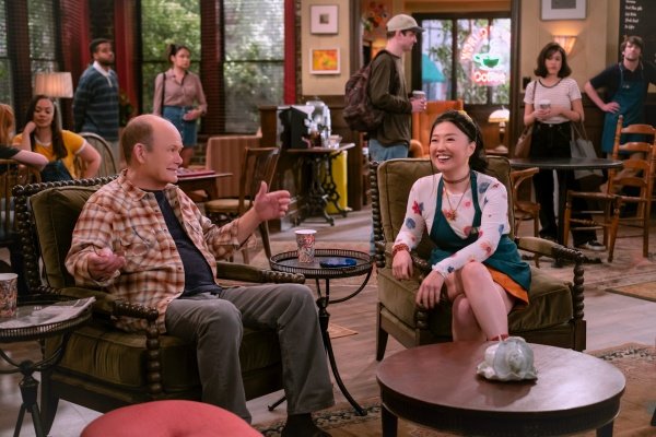 Morgan (Sherry Cola) bedient Red (Kurtwood Smith) im Café – Bild: Patrick Wymore /​ Netflix