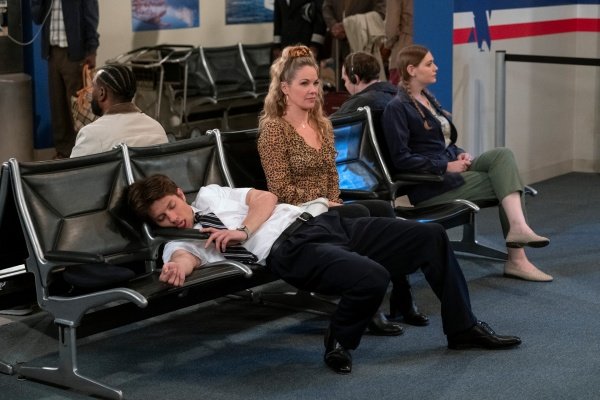 Sherri (Andrea Anders) ermüdet Pilot Travis (Matt Rife) – Bild: Patrick Wymore /​ Netflix