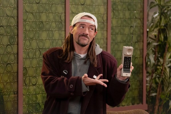 Sonny (Kevin Smith) protzt mit moderner Technik – Bild: Patrick Wymore /​ Netflix
