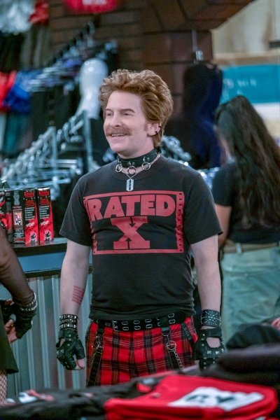 Mitch (Seth Green) mag Hard Rock und Games – Bild: Patrick Wymore /​ Netflix