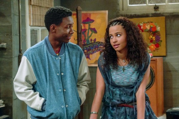 Gwen (Ashley Aufderheide) quatscht mit Cole (Niles Fitch) – Bild: Courtesy of Netflix