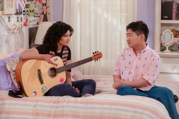 Ozzie (Reyn Doi) bittet Nikki (Sam Morelos) um Hilfe – Bild: Patrick Wymore /​ Netflix
