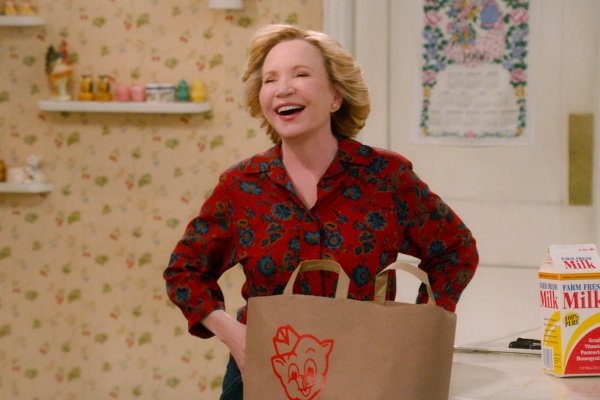Kitty (Debra Jo Rupp) braucht Hilfe bei einem Problem – Bild: Courtesy of Netflix