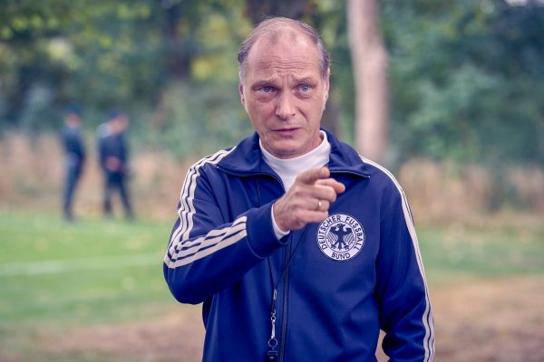 Trainer Helmut Schön (Martin Brambach) redet Klartext – Bild: RTL /​ Frank Dicks