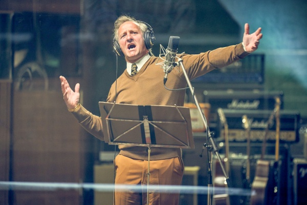 Robert Schwan (Maximilian Brückner) spuckt große Töne – Bild: RTL /​ Frank Dicks