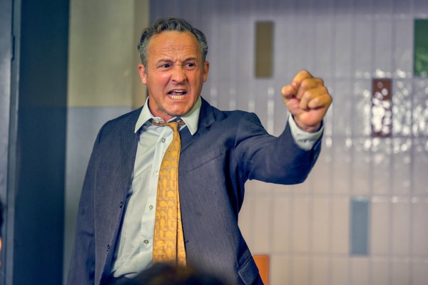 Robert Schwan (Maximilian Brückner) wütet über Niederlage – Bild: RTL /​ Frank Dicks