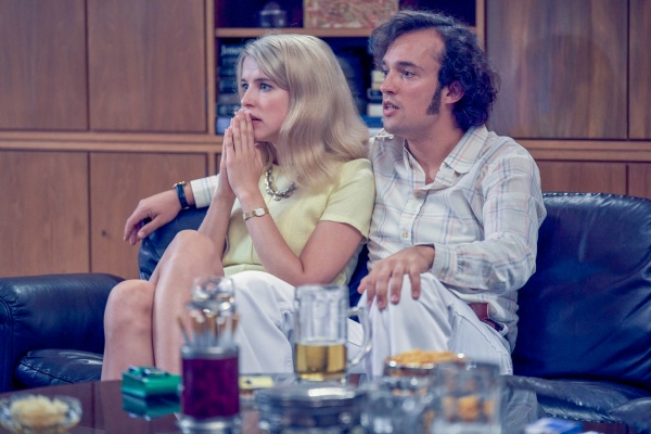 Brigitte (Leonie Brill) und Franz sehen ein Olympia-Spiel – Bild: RTL /​ Frank Dicks