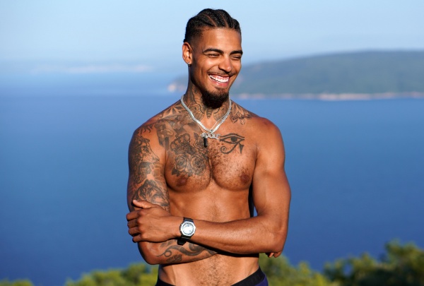 Germain beschnuppert Hati – Bild: Paramount+