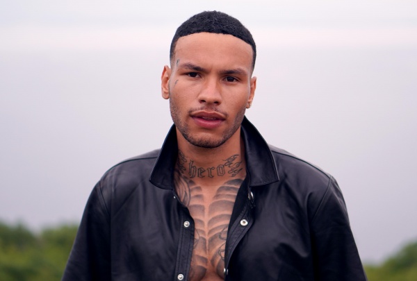 Jonathan blickt zurück – Bild: Paramount+