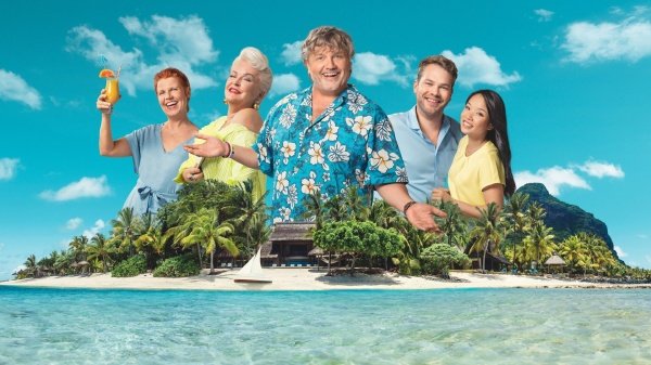 Dank Edwin Ötter (M.) steigt die Stimmung im Club Las Piranjas – Bild: RTL