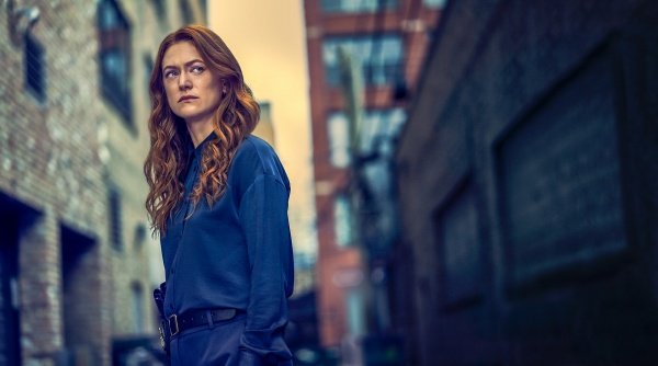 Maureen Downey (Marin Ireland) lenkt Verdacht ab – Bild: Disney+