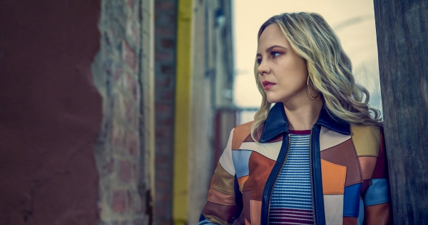 Sandy Stanton (Adelaide Clemens) scheut kein Risiko – Bild: Disney+