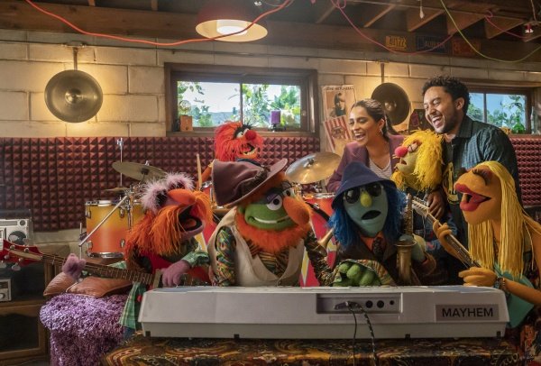 Nora und Moog toben mit den Mayhems im Keller-Studio – Bild: Disney+