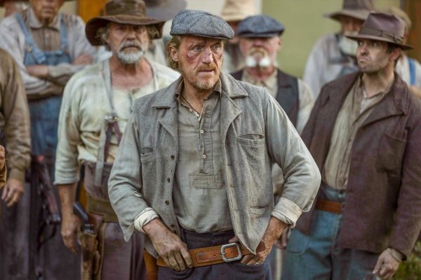 Banner Creighton (Jerome Flynn, M.) wiegelt Schäfer auf – Bild: Emerson Miller /​ Paramount+