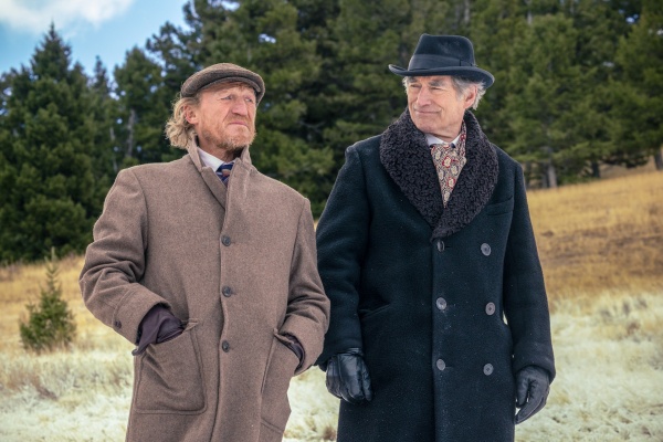 Banner Creighton (Jerome Flynn, l.) folgt Donald Whitfield (Timothy Dalton) – Bild: Trae Patton /​ Paramount+