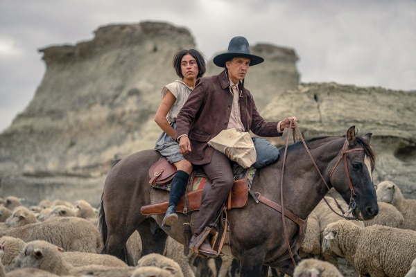 Hank (Michael Greyeyes) beschützt Teonna Rainwater – Bild: Christopher Saunders /​ Paramount+