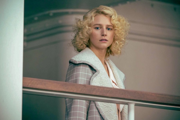 Alexandra (Julia Schlaepfer) reist nach Amerika – Bild: Lauren Smith /​ Paramount+