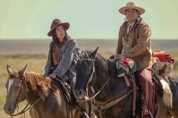 Teonna (Aminah Nieves) vertraut Runs His Horse (Michael Spears) – Bild: Lauren Smith /​ Paramount+