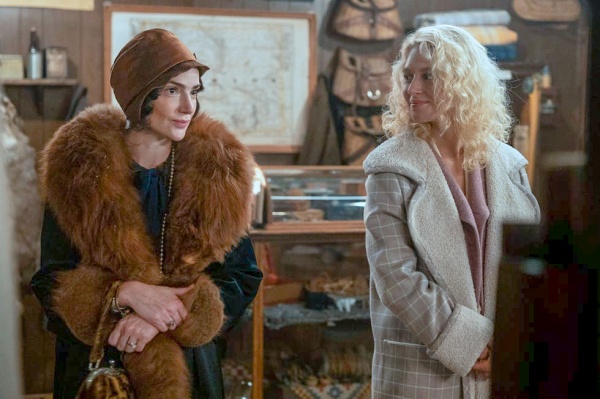 Hillary (Janet Montgomery, l.) mag Alexandra (Julia Schlaepfer) – Bild: Trae Patton /​ Paramount+