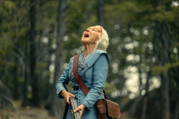 Cara Dutton (Helen Mirren) leidet an der Gewalt – Bild: Emerson Miller /​ Paramount+