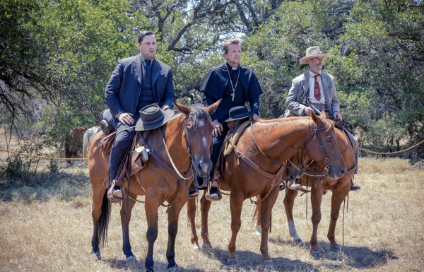 Marshall Thomas (Ross Crain, l.) hilft Pater Renaud und Kent (James McShane) – Bild: Lo Smith /​ Paramount+