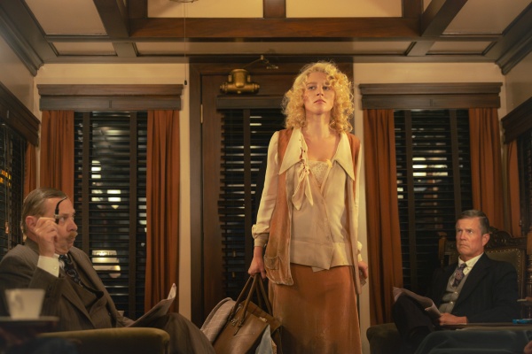 Alexandra (Julia Schlaepfer) zieht Blicke auf sich – Bild: Lo Smith /​ Paramount+