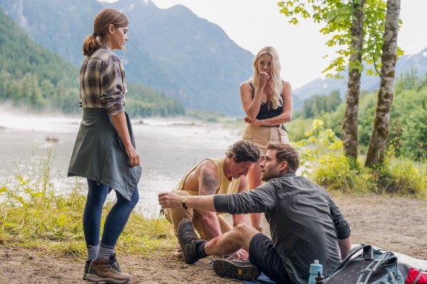 Cara und Garth (Eric Balfour) stören Liv (l.) und Will (r.) – Bild: Prime UK /​ Kailey Schwerman