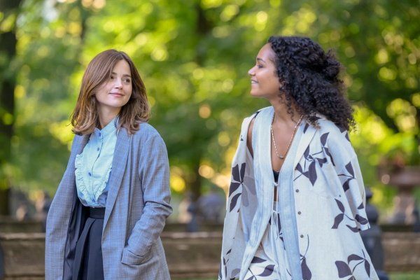 Liv und Ash (Morgana Van Peebles) spazieren im Central Park – Bild: Prime UK /​ David Giesbrecht