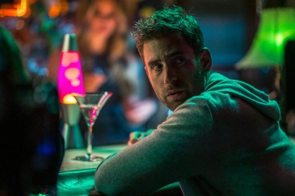 Will (Oliver Jackson-Cohen) wünscht angenehme Ablenkung – Bild: Prime UK /​ Kailey Schwerman