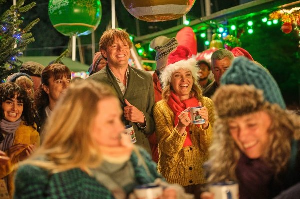Humphrey (Kris Marshall) und Martha (Sally Bretton) feiern – Bild: BBC /​ Red Planet Pictures /​ Joss Barratt