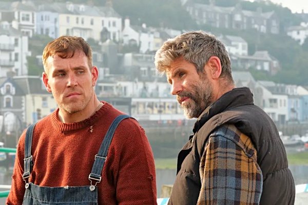 Was erben Sam (Louis Martin, l.) und Adam (Dan Skinner)? – Bild: Joss Barratt /​ BBC Studios /​ Red Planet Productions