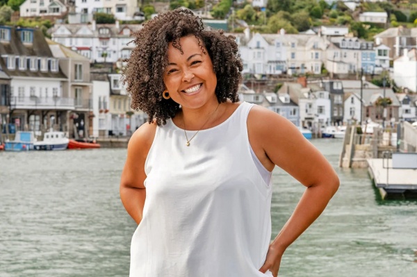 Laura Colbert (Jaye Jacobs) hütet ein Geheimnis – Bild: Red Planet Pictures /​ Craig Hardie