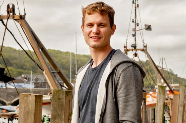 Josh Woods (Chris Jenks) sammelt Straftaten – Bild: Red Planet Pictures /​ Craig Hardie