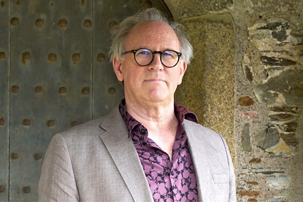 Richard Baxter (Peter Davison) sucht Kontakt – Bild: Red Planet Productions /​ BBC /​ Alex Hill